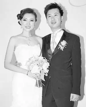 陈爽姐妹团包括朱璇(左一),李亚男(左二),宋熙年(左五)等.