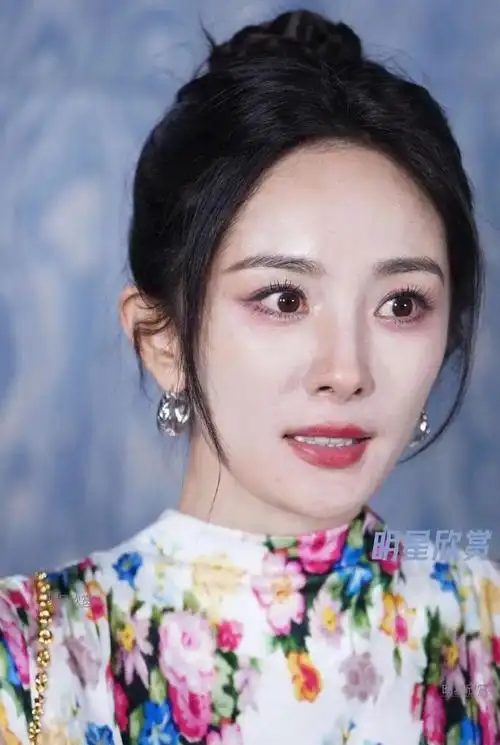 娱乐丨杨紫疑似拍戏受伤杨幂怼脸大片赵丽颖林更新梦幻联动