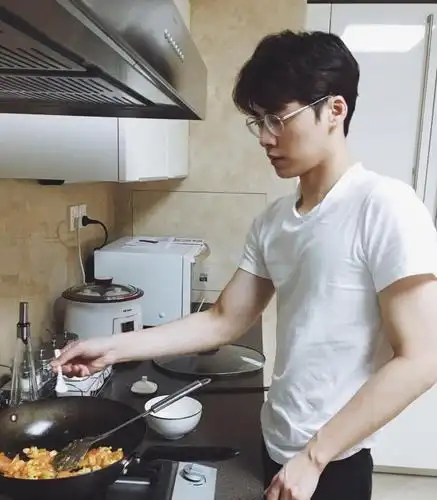 李易峰晒日常生活照,他的打扮总是比较随意休闲!