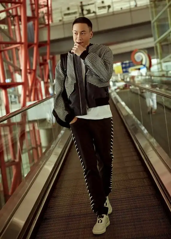 近日,何润东现身北京机场并拍摄的一组街拍曝光,他以一头圆寸发型亮相