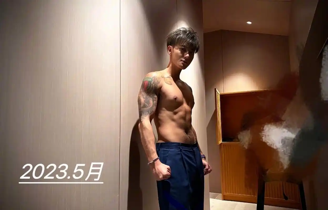 黄子韬既帅气又性感,浑身散发着荷尔蒙气息,这腹肌真是太优越了!