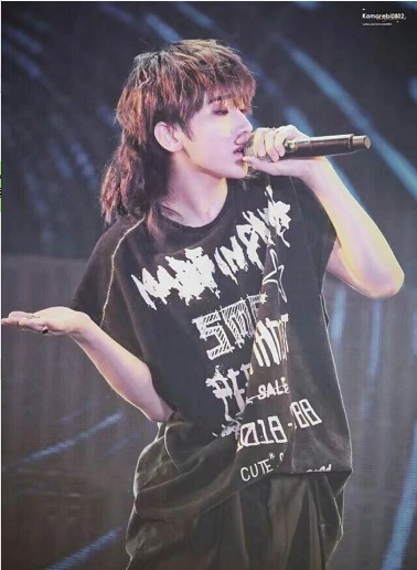 蔡徐坤换上狮子头发型,眼神霸气动作狂野,网友:王的象征