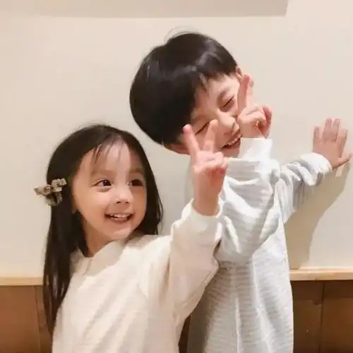 能不能帮我找一对小朋友的情侣头像要超可爱那种