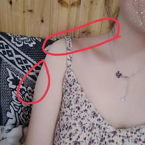 应该没有人有我这么斜的斜方肌了,还有手臂大包肉脖子也没有太短