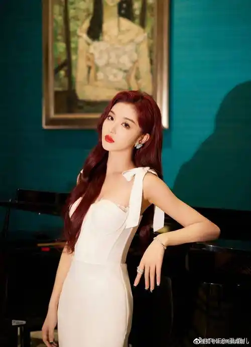 孔雪儿染黑发前的纪念红发再见