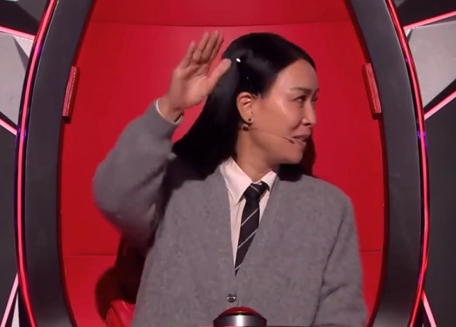 《中国好声音》转椅又失灵坏了,那英哈林爆灯没反应,节目组很尬