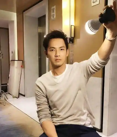 这部剧中,钟汉良饰演的角色是一个中年大叔,这是非常符合他的年龄段的