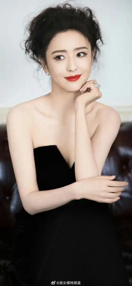 佟丽娅扎发红唇抹胸魅力在线