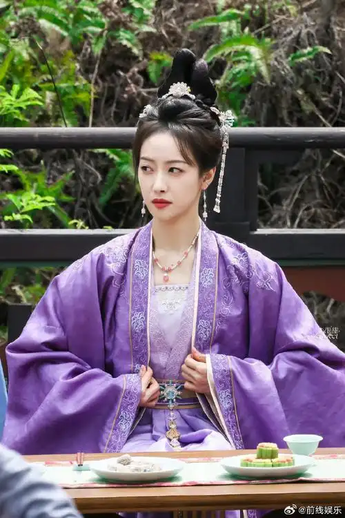 温婉,很贴书里的形象,高门大户嫡长女～宋茜古装造型真的美出新高度了