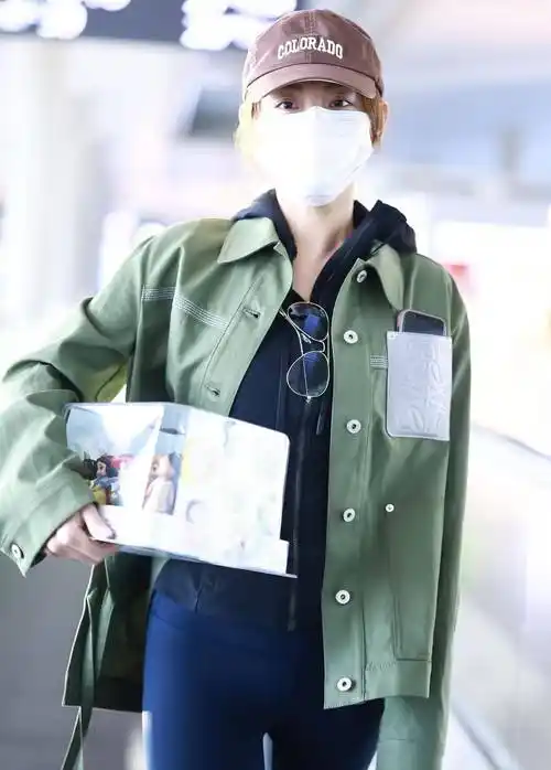 "张嘉倪"越来越随性时髦!穿工装外套配瑜伽裤走机场,气场全开