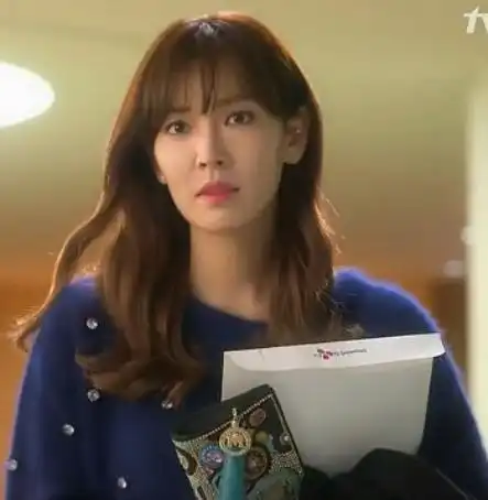 需要浪漫里,金素妍拿的包是什么牌子?