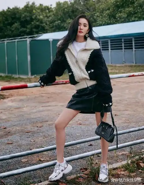 杨幂的搭配惊艳到了,小香风针织开衫黑白拼色毛衣外套太有品味了