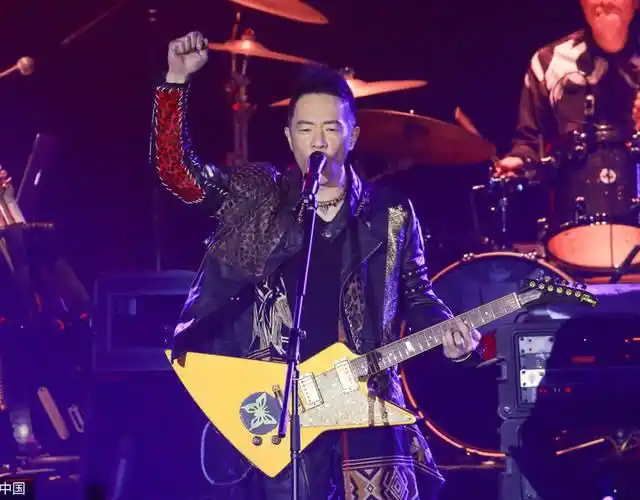 朱茵带女儿看黄贯中演唱会 蔡少芬夫妇洪欣助阵