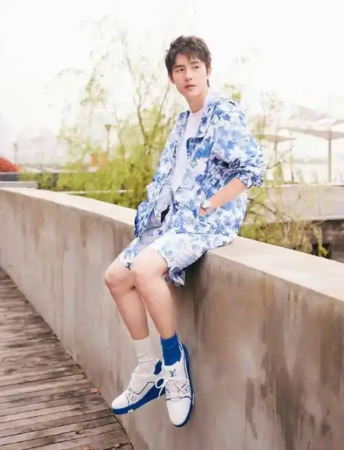 袜子不同色是fashion刘昊然turbo刘昊然穿着lv蓝白水墨晕染印花套装