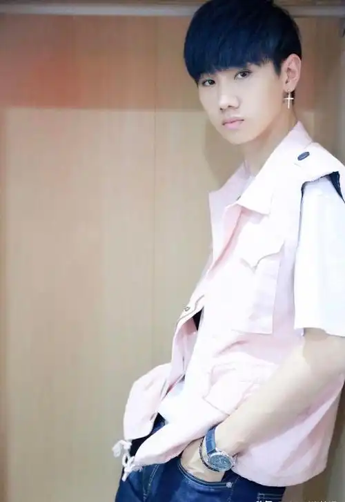 90后回忆杀,汪苏泷和许嵩有自己的衣品,还是熟悉的样子