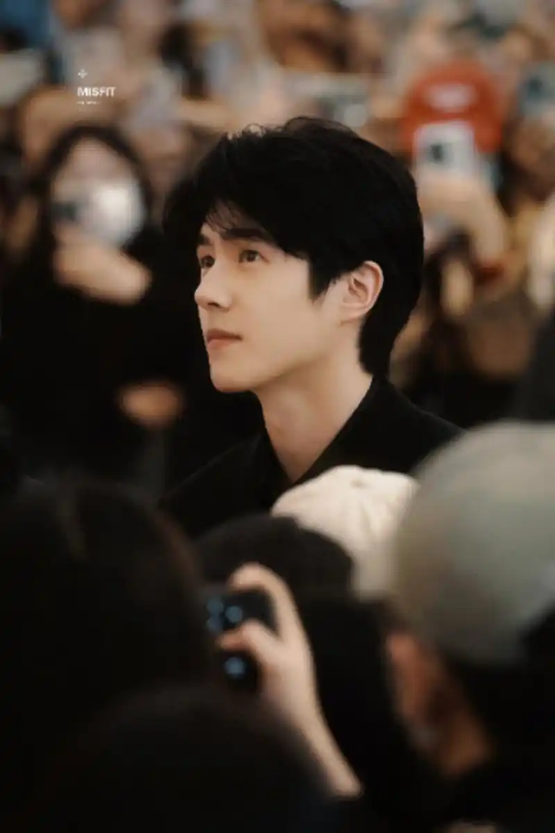 刘昊然线下活动饭拍图,黑西装造型帅气满分,状态好好啊! 676767