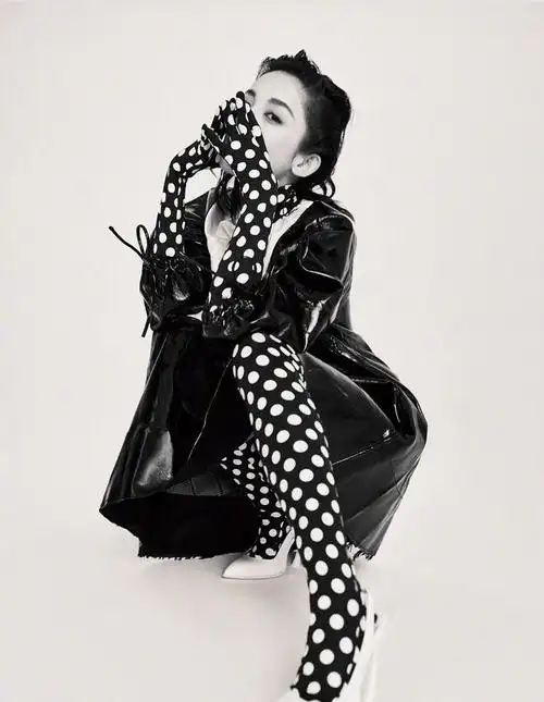 古力娜扎穿了件黑白波点长裤,与手套是一体的花色,非常有灵性感,古力