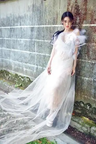 张馨予穿白色连衣裙秀性感身材,网友:这仙气和赵丽颖有的一拼!