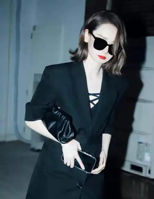 戚薇的腰也太细了,穿西装直接"塞"进热裤里,还顺便秀了把美腿|穿搭