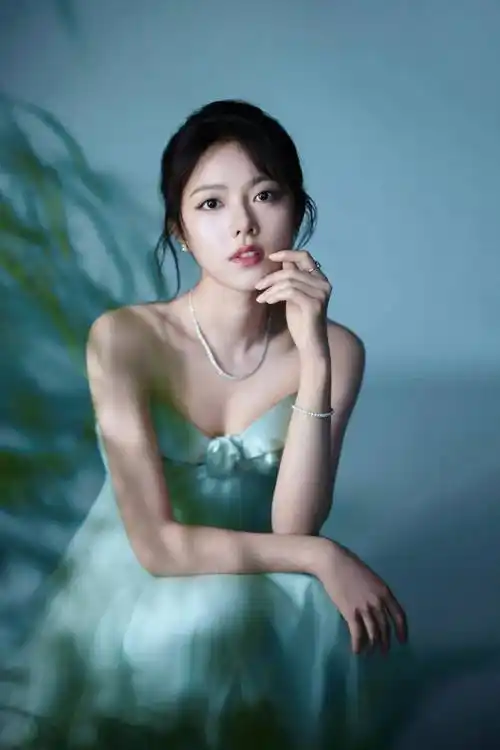 挤进熟女赛道的赵今麦,曼波礼裙勾勒曼妙身材