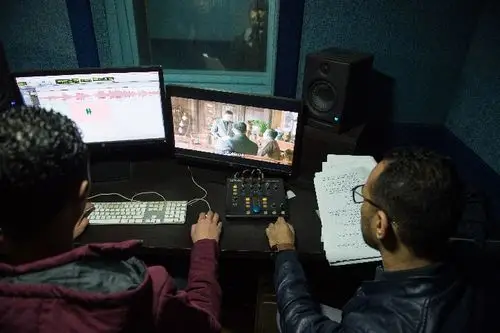 1月9日,在埃及首都开罗,振动配音工作室的工作人员在给中国电视剧录制