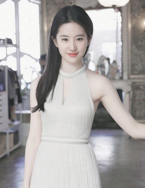 刘亦菲白色挂脖背心连衣裙造型你喜欢么