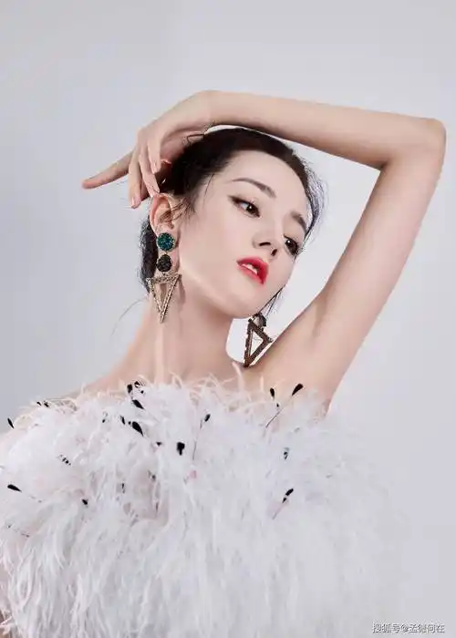 迪丽热巴的颜值不仅仅局限于外表,她的妆容和发型也是她的一大亮点.