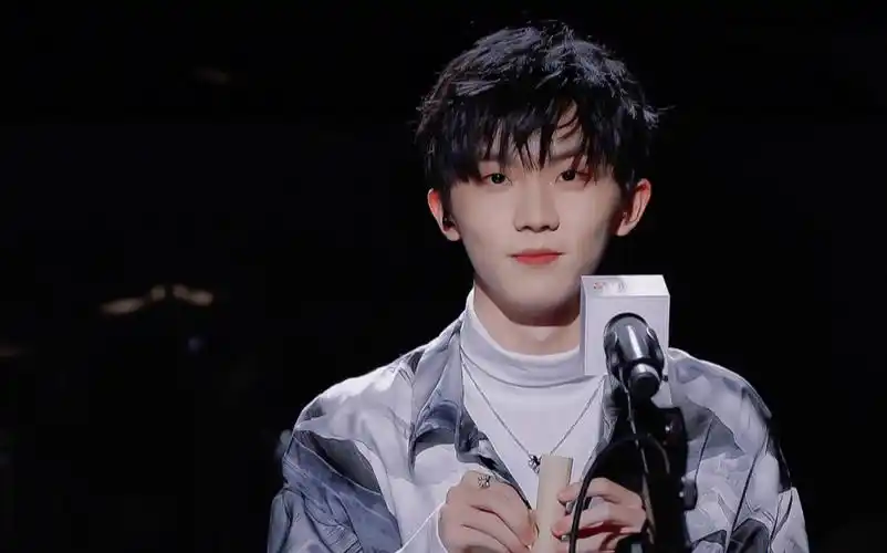 马嘉祺  没有人get到《不要说话》中"灯光再亮,也温暖你""灯光再亮