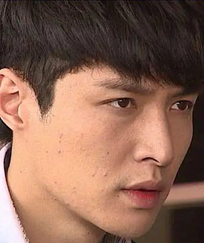 "小狐狸"张艺兴低调亮相,路人开心晒图分享,不料一脸痘太显老