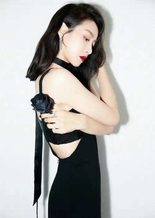 宋茜穿黑色长裙大方秀美背 手拿玫瑰冷艳性感