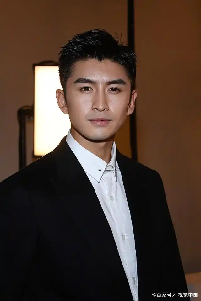 张云龙现身机场大长腿吸睛,身材满分似男模