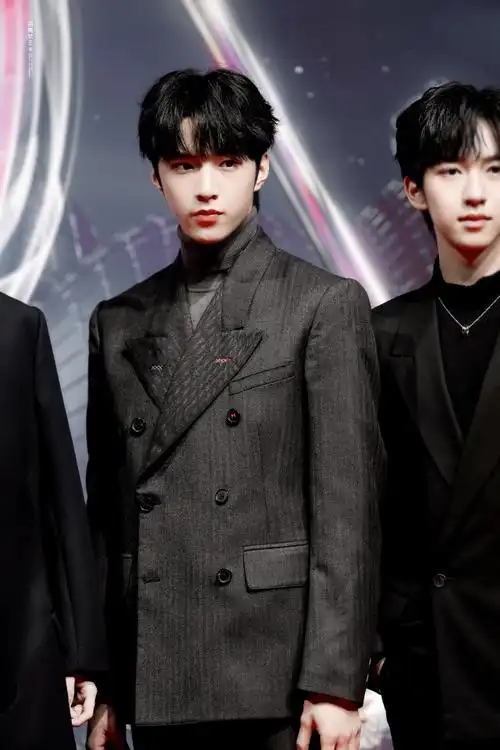 时代少年团全员西装出席活动,五位成员活力四射,越来越成熟