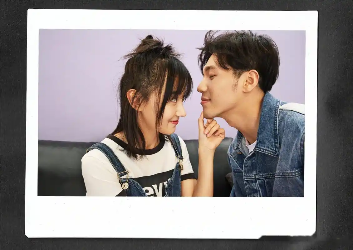 "白苏苏"卜冠今 在一起,身穿情侣装"撒糖"捏下巴,靠肩膀这些小动作加