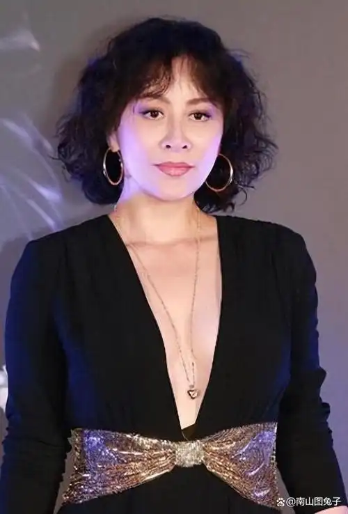 58岁刘嘉玲身材性感,颜值耐打,饱满迷人!