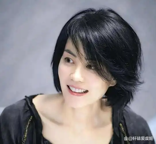 在这组照片中,王菲看上去依然青春活力.