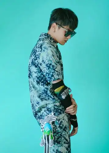 吴亦凡出席lv春夏21男装秀 彰显潮酷个性_玩偶