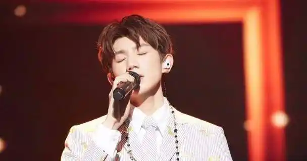 公共场合吞云吐雾的行为,彻底推翻了王源树立了整整6年的乖乖仔形象.