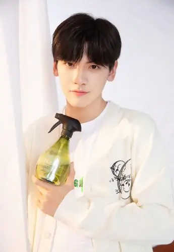 翟潇闻风倍清代言宣传海报图片