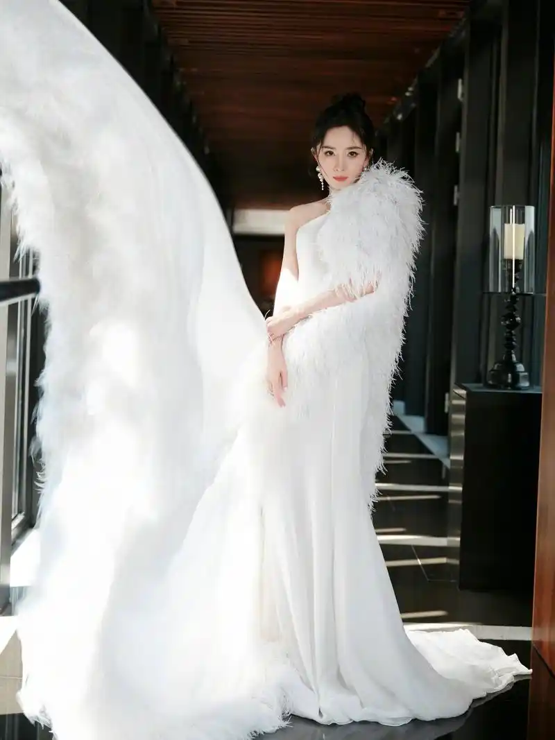 杨幂尖叫之夜造型 杨幂身着白色羽毛半披风的造型,展现出了她婉约大气