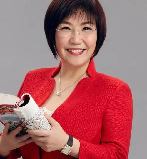 香港跨界艺人麦玲玲闹市拍广告被粉丝争着合照人气十足