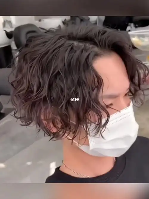 男生发型推荐能提高颜值的一款烫发蝴蝶烫