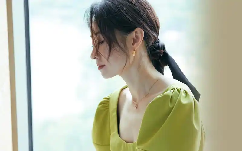 刘敏涛绿色套装清爽写真桌面壁纸