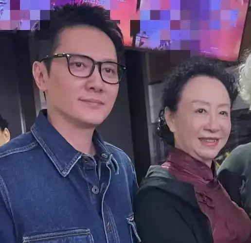 冯绍峰罕见发文!45岁像30岁,评论区太激动