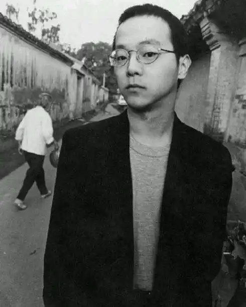 回看当年窦唯的照片,总是不屑世俗的表情,唯独对王菲却含情脉脉