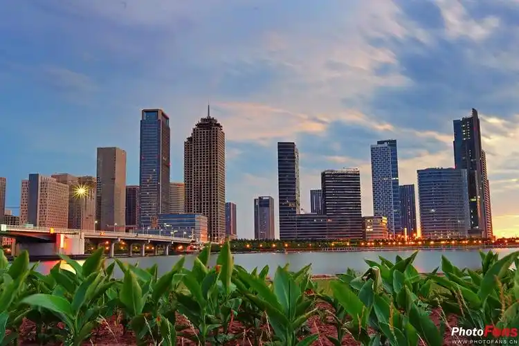 握手  滨海新区变化确实很大.  多谢老人家关注!