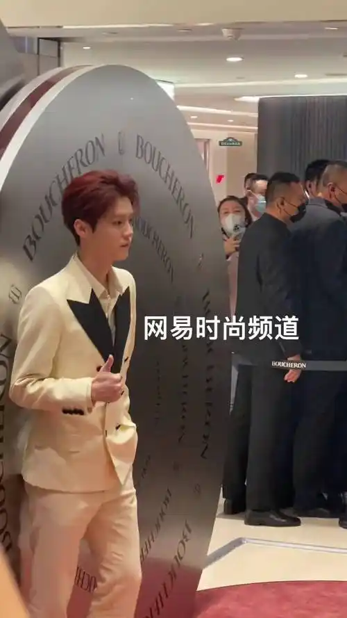 一头红发造型现身,很有漫撕男的味道 无美颜无滤镜 生图 路人镜头下的