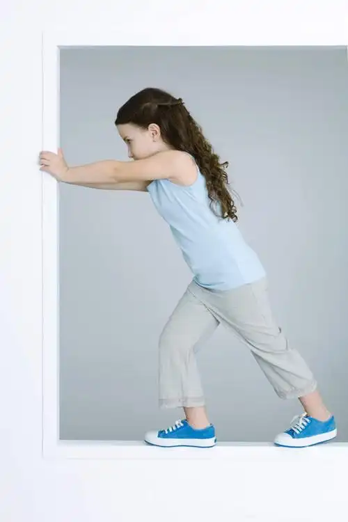 欧洲,欧洲人,仅一个女性,仅一个人,灰色背景,玩,休闲装,娱乐,小孩