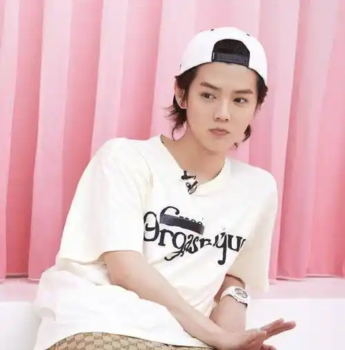 具穿透力,有一种空灵的感觉,他跟吴亦凡联合发表的歌曲《咖啡》一上线