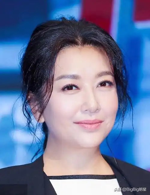 江珊尽显女人味了典雅端庄美艳大方