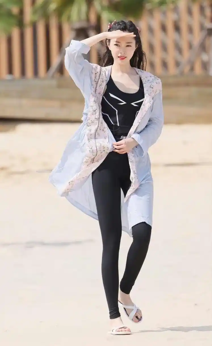 宋轶这凉鞋太可爱了,看着好阳光.